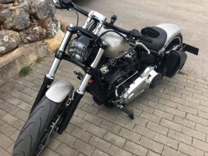 Sacoches Myleatherbikes sur Harley Breakout (7)